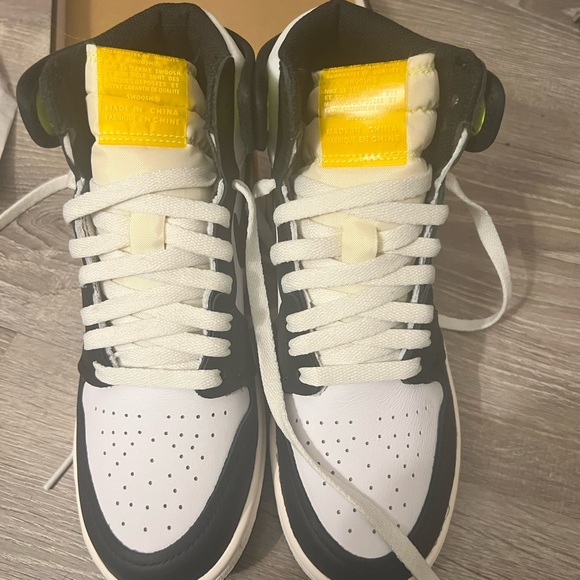 BRAND NEW - 2021 air Jordan 1 retro high og ‘volt gold’ - Picture 3 of 8